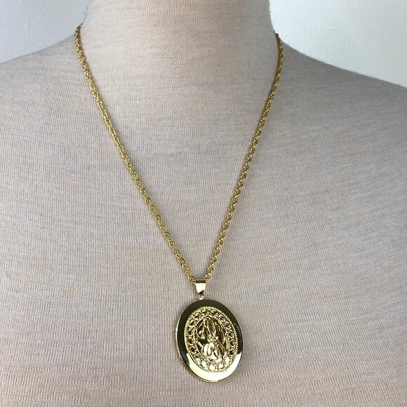 Vintage Gold Tone Oval Locket Pendant Necklace Scrollwork Design 23" - Picture 1 of 6